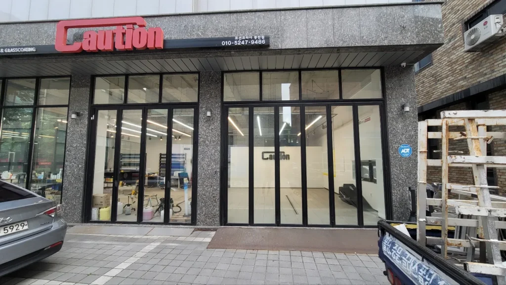 성남 상가 매장 전면 폴딩도어 개방 시공 사진
