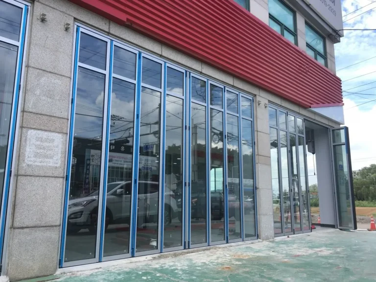성남 상가 매장 입구 전면 폴딩도어 시공 사진